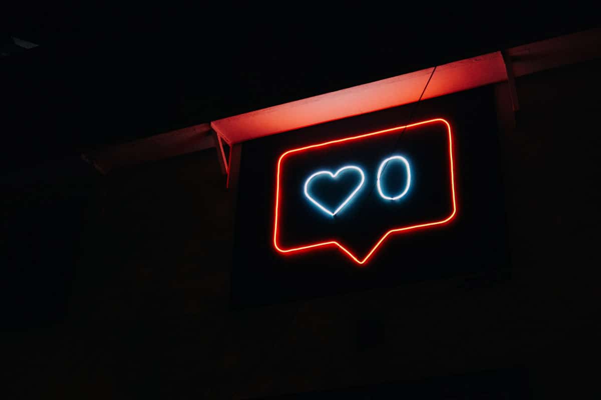 A lit neon sign showing zero hearts